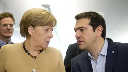 La chanceli&egrave;re allemande Angela Merkel et le Premier ministre grec Alexis Tsipras &agrave; Riga (Lettonie), le 22 mai 2015. (ALAIN JOCARD / AFP)