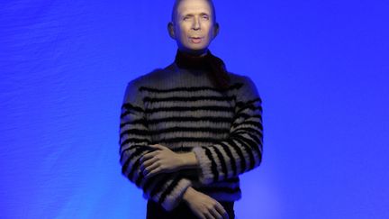 Loin d’une simple présentation de vêtements, le visiteur est accueilli par un mannequin de Gaultier en marinière, qui parle - avec la voix de Gaultier - en souriant, et dont les yeux et lèvres "vivent", grâce à une projection vidéo haute définition en 3D. 
 (ILYA S. SAVENOK / GETTY IMAGES NORTH AMERICA / AFP)