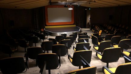 Une salle vide au sein de l'établissement Main d'Œuvres à Saint-Ouen, janvier 2021. (YANN BERTRAND / RADIO FRANCE)