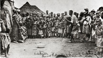 Premier photographe à la minute congolais à Bena Mulumba, Kasaï, 1939&nbsp; (ANTOINE FREITAS / REVUE NOIRE)