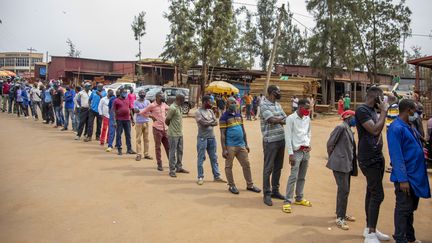 File d'attente le 15 mars&nbsp;2021 devant un centre de vaccination contre le Covid-19 à Kigali, la capitale du Rwanda.&nbsp; (LATIN AMERICA NEWS AGENCY)