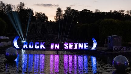 Rock en Seine fête ses vingt ans en 2023 : l'année dernière, des lettres colorées étaient installées dans le parc du domaine national de Saint-Cloud, où se tient le festival chaque année. (SANDRINE MARTY / HANS LUCAS via AFP)