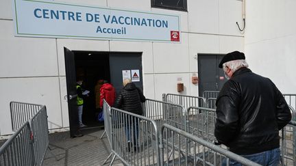 Covid-19 : la vaccination élargie aux plus de 70 ans dès samedi