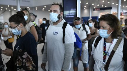 Près de 300 médecins, infirmiers et pompiers ont décollé de l'aéroport d'Orly, vendredi 20 août, direction la Martinique et la Guadeloupe, pour lutter contre la quatrième vague, particulièrement violente&nbsp;aux Antilles. (STEPHANE DE SAKUTIN / AFP)