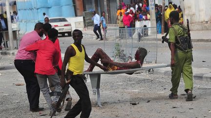 Le scénario est bien rôdé. Censés être affaiblis, les islamistes radicaux shebabs, affiliés à al-Qaïda, se sont à nouveau attaqués à un hôtel à Mogadiscio, le 25 janvier 2017, faisant plusieurs morts. Confrontés à la puissance de feu supérieure de l'Amisom, forte de 22.000 hommes, déployée en 2007 en Somalie, les shebabs ont été chassés de Mogadiscio en août 2011. Ils ont ensuite perdu l'essentiel de leurs bastions mais ils contrôlent toujours de vastes zones rurales d'où ils mènent des opérations de guérilla et des attentats-suicides (souvent jusque dans la capitale somalienne) contre les symboles du fragile gouvernement somalien ou contre l'Amisom. En février 2016, ils avaient visé un restaurant de la capitale dans un double attentat, qui avait fait plus de 40 morts. Le 2 juin, dix personnes ont trouvé la mort dans un attentat devant l’hôtel «Ambassador».  (MOHAMED ABDIWAHAB / AFP )