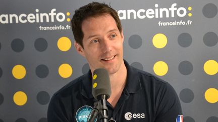 Thomas Pesquet dans le studio de franceinfo, vendredi 23 juin 2017. (franceinfo junior / E. Faure)