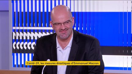 Le docteur Damien Mascret et l'économiste Cédric Durand étaient sur le plateau du 23h, jeudi 12 mars, pour analyser les mesures annoncées par Emmanuel Macron. (FRANCEINFO)