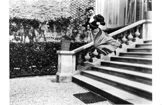 Jacques Henri Lartigue, "Bichonnade", 40, rue Cortambert, Paris, 1905. Tirage g&eacute;latino-argentique. (MINISTERE DE LA CULTURE-FRANCE/AAJHL)