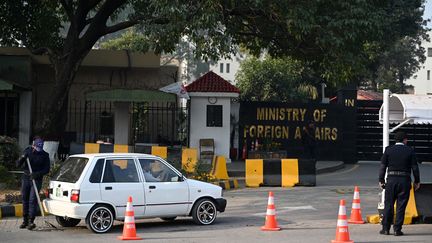 A police officer in front of the Ministry of Foreign Affairs in Islamabad (Pakistan), January 18, 2024. (AAMIR QURESHI / AFP)