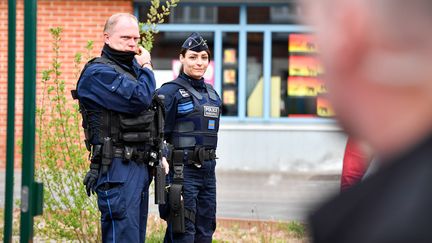 Des policiers devant un bureau de vote à&nbsp;Henin-Beaumont, le 23 avril 2017. (MAXPPP)