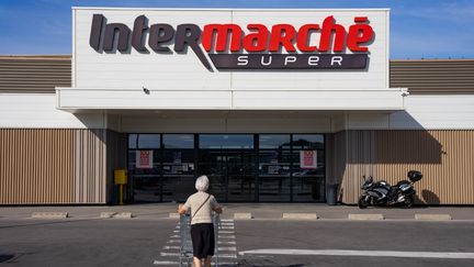 L'eau de source Fiée des Lois, vendue en France dans les magasins Intermarché comme ici à Auch (Gers), a été retirée du marché le 15 février 2024. (JEAN-MARC BARRERE / HANS LUCAS / AFP)