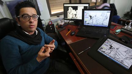 Le caricaturiste Mohamed Sabaaneh, auteur de la caricature qui fait polémique, ici photographié le 13 janvier 2015 alors qu'il était interviewé par l'AFP suite à l'attentat contre Charlie Hebdo.  
 (ABBAS MOMANI / AFP)