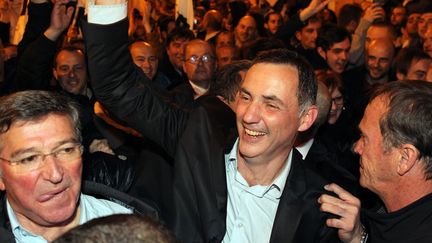 Le nationaliste Gilles Simeoni (au centre) est &eacute;lu maire de Bastia (Haute-Corse), le 30 mars 2014. (PASCAL POCHARD-CASABIANCA / AFP)