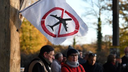 Randonnée d'opposants au transfert de l'aéroport de Nantes à Notre-Dame-des-Landes (Loire-Atlantique), le 26 novembre 2017, sur le site prévu pour l'infrastructure. (FRED TANNEAU / AFP)