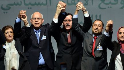 Le 17 décembre 2015, à Skhirat au Maroc, les trois factions libyennes se félicitent de la signature de l'accord de gouvernement. (AFP)