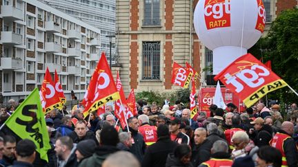 Les manifestants brandissent des banderoles de la CGT RATP lors du rassemblement a Saint Ouen, France le 12 novembre 2024. Un appel au rassemblement a ete lance par le syndicat CGT RATP contre le projet de privatisation des bus RATP. (HENRIQUE CAMPOS / HANS LUCAS / AFP)