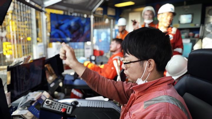 A bord du "Chikyu", 200 personnes sont embarquées, dont une trentaine de chercheurs de divers pays et des ingénieurs spécialisés dans la manipulation extrêmement précise d’engins de forage télécommandés. (KARYN NISHIMURA / FRANCEINFO)