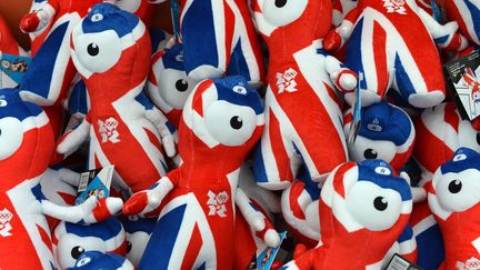 Des peluches &agrave; l'effigie des mascottes des JO de Londres, dans un magasin&nbsp;de Hyde Park, le 15 juillet 2012. (MIGUEL MEDINA / AFP)