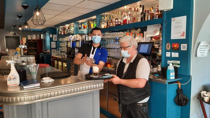 À&nbsp;la brasserie Le Foy au cœur de la vieille ville, les abstentionnistes se font plus rares et ne souhaitent pas être photographiés. Roxane, 34&nbsp;ans, avait voté Marine Le Pen "parce qu’il y a trop de droits sociaux en France". Mais elle ne le fera plus&nbsp;: "voter quand on sait que ça ne passera jamais, c’est une perte de temps". (JEROME JADOT / RADIO FRANCE)