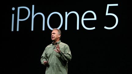 Le vice-pr&eacute;sident d'Apple, Phil Schiller, pr&eacute;sente l'iPhone 5, le 12 seprembre 2012 &agrave; San Francisco (Californie). (JUSTIN SULLIVAN / GETTY IMAGES / AFP)