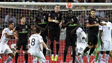 Mathieu Valbuena a libéré les siens d'un joli coup-franc direct (FRANCK FIFE / AFP)