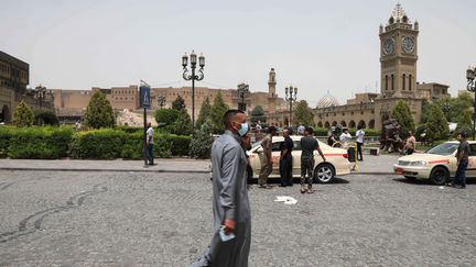 Des passants près de la citadelle d'Erbil, capitale de la région autonome kurde du nord de l'Irak, le 23 mai 2022. (Photo d'illustration). (SAFIN HAMID / AFP)