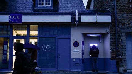 Une agence LCL à Ouistreham (Calvados). Photo d'illustration. (SAMEER AL-DOUMY / AFP)