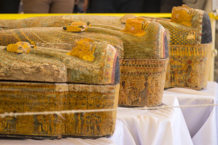 Les&nbsp;&nbsp;sarcophages découverts à Assasif, près de Louxor, dans la Vallée des rois, dévoilés le 19 octobre 2019. (KHALED DESOUKI / AFP)