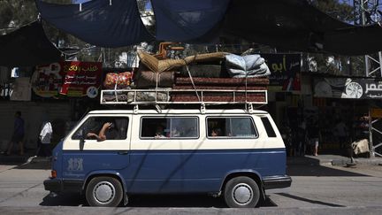 Des Palestiniens arrivent dans un camp de réfugiés de Rafah, dans le sud de la bande de Gaza, le 15 octobre 2023. (MOHAMMED ABED / AFP)