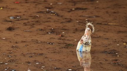 Une statuette de la vierge flotte dans une rue inond&eacute;e de Mandelieu-la-Napoule, dimanche 4 octobre. (BORIS HORVAT / AFP)