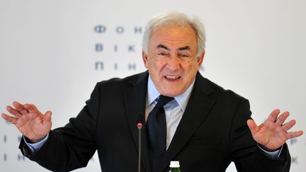 Dominique Strauss-Kahn s'adresse &agrave; des &eacute;tudiants ukrainiens, lors d'un cours sur l'&eacute;conomie mondiale, le 4 avril 2012 &agrave; Kiev (Ukraine). (SERGEI SUPINSKY / AFP)