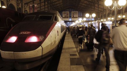 Les 500 passagers du Perpignan-Paris sont arriv&eacute;s, dimanche 6 janvier 2013&nbsp;&agrave; 4 heures du matin, avec plus de cinq heures de retard. (KENZO TRIBOUILLARD / AFP)