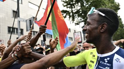 Biniam Girmay félicité après son succès au sprint lors de la 3e étape entre Plaisance et Turin. L'Erythréen est devenu le premier noir africain à s'imposer sur le Tour de France. Il a récidivé dès la 8e étape. (MARCO BERTORELLO / AFP)