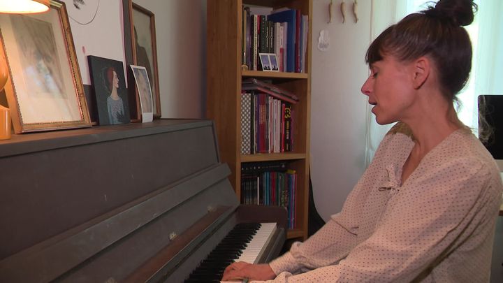 Bercée par la pratique musicale très jeune – piano, violon et chant lyrique –, Claire Redor compose ses propres mélodies. (France 3 Poitou-Charentes)