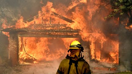 Plus de 150 maisons ont brûlé du fait des incendies, dont celle-ci à Sylmar, au nord de Los Angeles, qui n'a pas échappé à l'incendie "Creek", le 5 décembre 2017. (GENE BLEVINS / REUTERS)