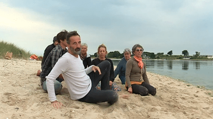 A Guissény, dans le Finistère, des chorégraphes professionnels font danser la population dans le cadre du festival A Domicile.
 (France 3 Culturebox capture d&#039;écran)