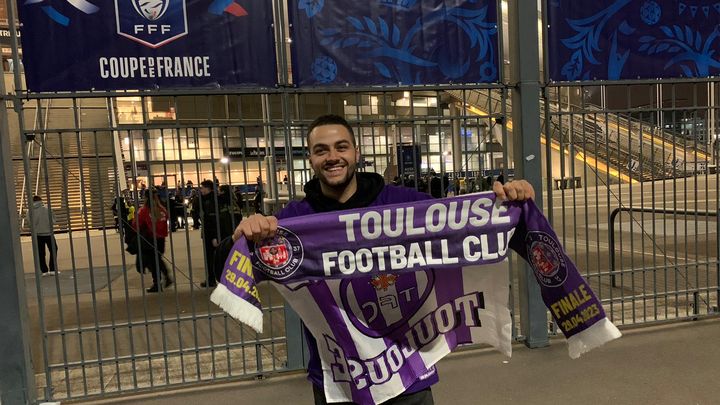 Sébastien, 27 ans, célèbre la victoire de son équipe après la finale de la Coupe de France, samedi 29 avril. (GABRIEL JOLY / FRANCEINFO: SPORT)