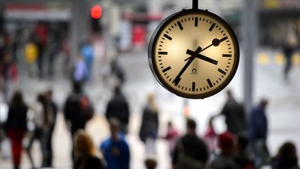 Une horloge des Chemins de fer fédéraux suisses, dont se serait librement inspiré Apple dans sa nouvelle mise à jour.&nbsp; (FABRICE COFFRINI / AFP)