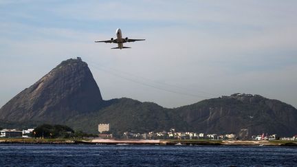 L'un des aéroports de Rio de Janeiro, celui de Santos Dumont, survole la baie de la "Cidade maravilhosa" (VANDERLEI ALMEIDA / AFP)