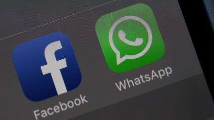 Les icônes de Facebook et WhatsApp sur l'écran d'un smartphone, le 6 avril 2016. (JUSTIN SULLIVAN / GETTY IMAGES NORTH AMERICA / AFP)