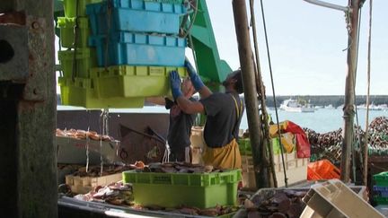 La France et le Royaume-Uni ne parviennent pas à se mettre d'accord sur les licences de pêche. À ce jour, Londres refuse toujours l'accès à ses eaux à quelque 150 navires français.&nbsp; (CAPTURE ECRAN FRANCE 2)