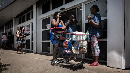 Des habitants de Martinique près d'un supermarché, le 14 octobre 2024. (PHILIPPE LOPEZ / AFP)