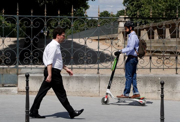 Une start-up française propose un service de trottinettes en libre-service dans les entreprises. (FRANCOIS GUILLOT / AFP)