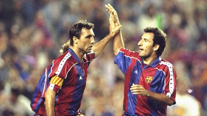 Hristo Sto&iuml;chkov (&agrave; g.) f&ecirc;te un tripl&eacute; avec son &eacute;quipier du Bar&ccedil;a Txiki Begiristain, le 24 septembre 1994, &agrave; Barcelone. Ils sont tous deux v&ecirc;tus du maillot &agrave; la bande blanche. (CLIVE BRUNSKILL / GETTY IMAGES EUROPE)