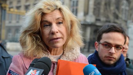 Frigide Barjot, porte-parole du collectif La Manif pour tous, s'exprime face &agrave; des journalistes, devant le S&eacute;nat, &agrave; Paris, le 4 avril 2013. (MIGUEL MEDINA / AFP)