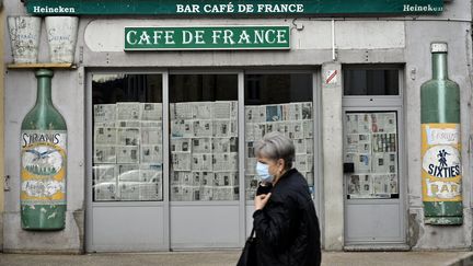 Un bar café fermé à cause du coronavirus, le 18 février 2021 à Pontarlier (Doubs). (ALEXANDRE MARCHI / MAXPPP)