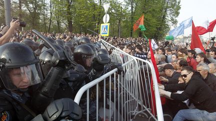 Opposants et forces de l'ordre s'affrontent dans le centre de Moscou (Russie)&nbsp;pendant une manifestation anti-Poutine, le &nbsp;6 mai 2012. (DENIS SINYAKOV / REUTERS)