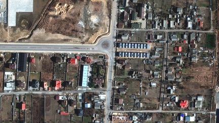 Image satellite publiée le 4 avril 2022 montrant une vue de la rue Yablonska à Boutcha (Ukraine) le 18 mars 2022. (AFP)