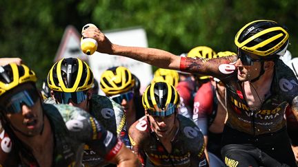 Avec la vague de chaleur sur la France, l'eau est devenu un élément-clé pour les coureurs. Et les bidons partent vite, explique l'un des pilotes des "motos fraîcheur" du Tour de France 2022. (ANNE-CHRISTINE POUJOULAT / AFP)