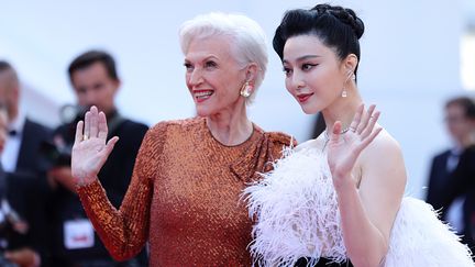 Les invités se pressent pour assister à l'avant-première du film de Wes Anderson. La diététicienne Maye Musk prend la pose en compagnie de Fan Bingbing, l'une des actrices les plus célèbres de Chine. (ANDREAS RENTZ / Getty Images)